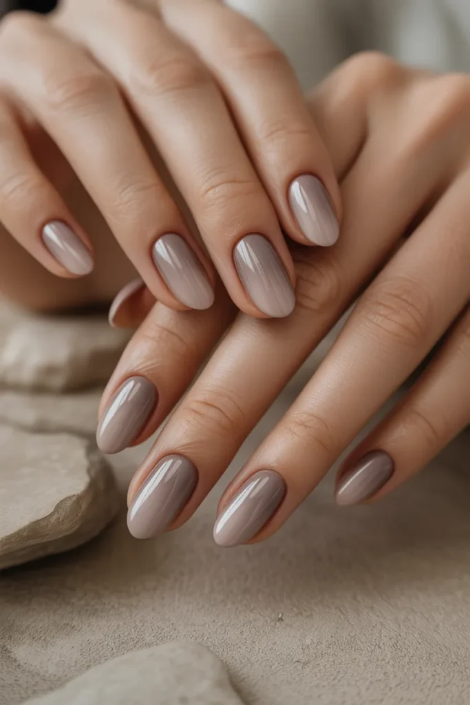 21. Taupe and Beige Gradient Nails