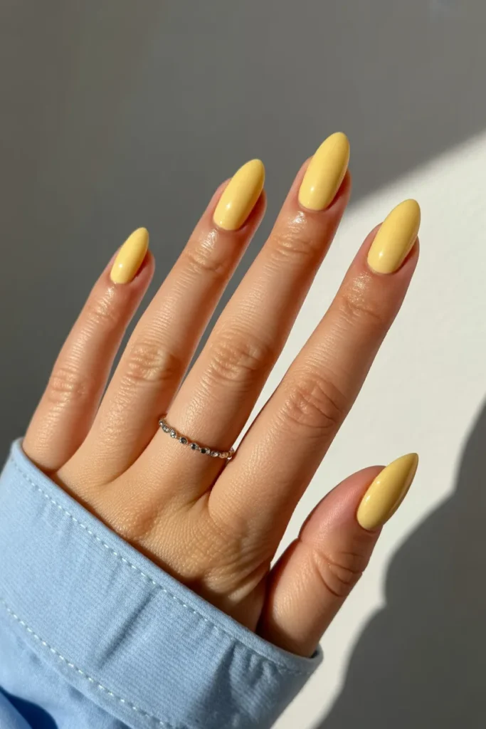 5. Summer Almond Nails Short — Practical Elegance